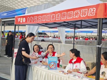 安博体育官方网站-金牛文明实践员护航中超赛事：无烟观赛成风尚 微笑服务暖人心